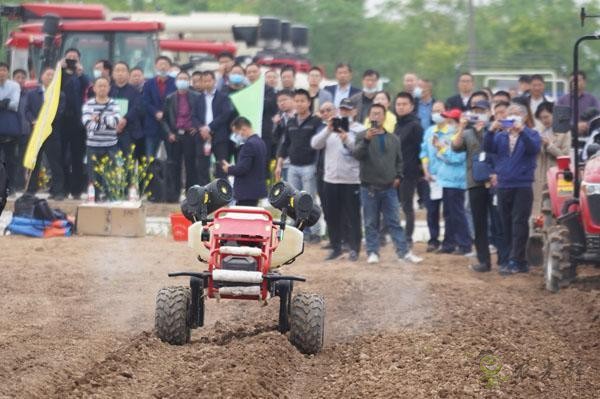 武汉智慧农业产业园举办首届新型农机装备田间展